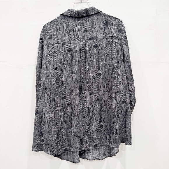 Torrid Georgette Button Down Pullover Blouse Snake Skin Print Size 2 Grey - Picture 2 of 7